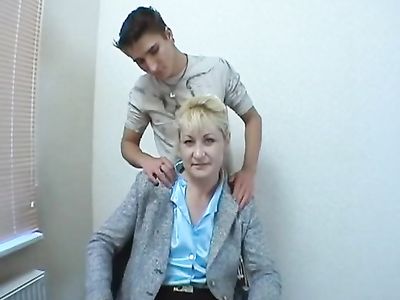 Старая блондинка проходит порно кастинг со своим молодым любовником