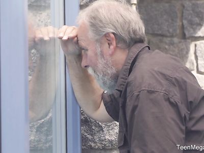 Возле бассейна пожилой садовник натягивает на кукан рыженькую молодуху